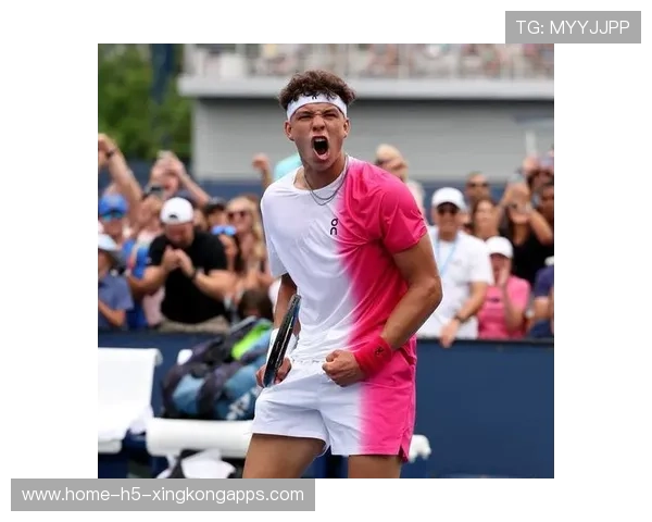 网球选手因失误大笑全场